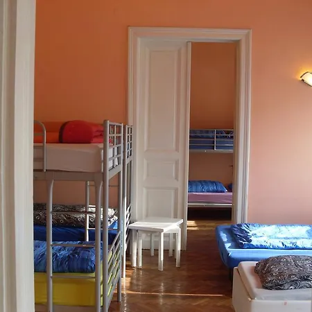 Art Gallery Hostel *